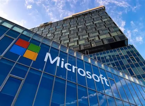 Equipe de trabalho usando o Microsoft 365 Business